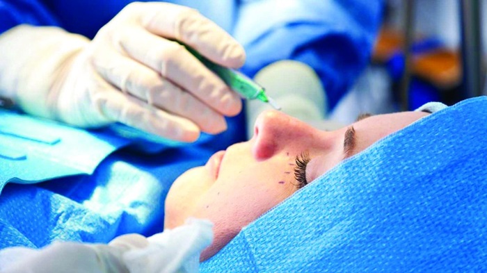 بعضها يتسبّب في تشوّهات لا تزول وأمراض خطيرة.. مراكز التجميل "العشوائية" والمستحضرات "المضروبة" تنتعش في غياب الرقابة الصارمة!